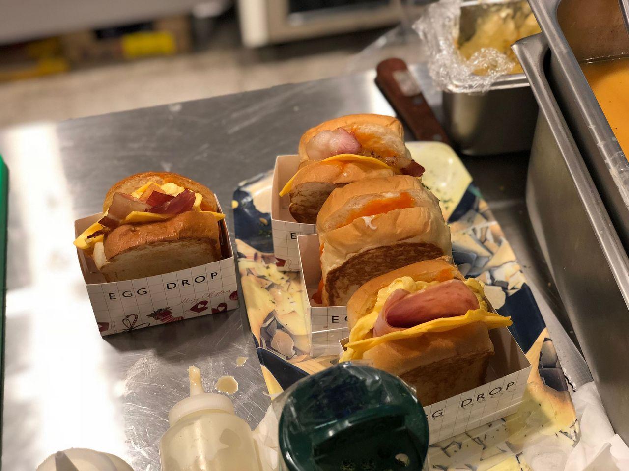 Egg Drop BBQ болон амттай гахайн сэндвич хооллуулахаас өмнө бэлтгэдэг.